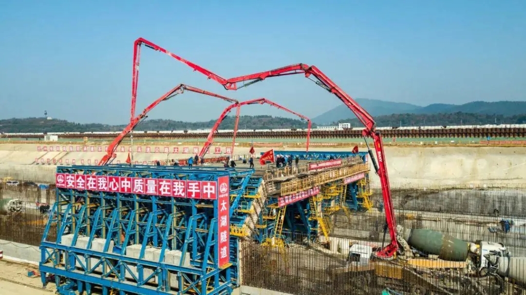 2019年1月18日，太湖隧道主體結(jié)構(gòu)頂板完成首次澆筑，隧道完整的主體結(jié)構(gòu)框架顯現(xiàn)出來。