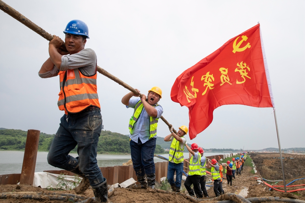 2019年6月21日，蘇錫常太湖隧道工地架設(shè)萬伏電纜，黨員突擊隊在施工現(xiàn)場。