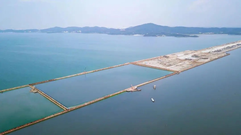 2020年10月3日，隨著最后一根鋼板樁插打至湖底，太湖隧道圍堰順利合龍。歷時2年7個月，馬山段與南泉段在湖中無縫對接，成功實現(xiàn)第一次“牽手”。