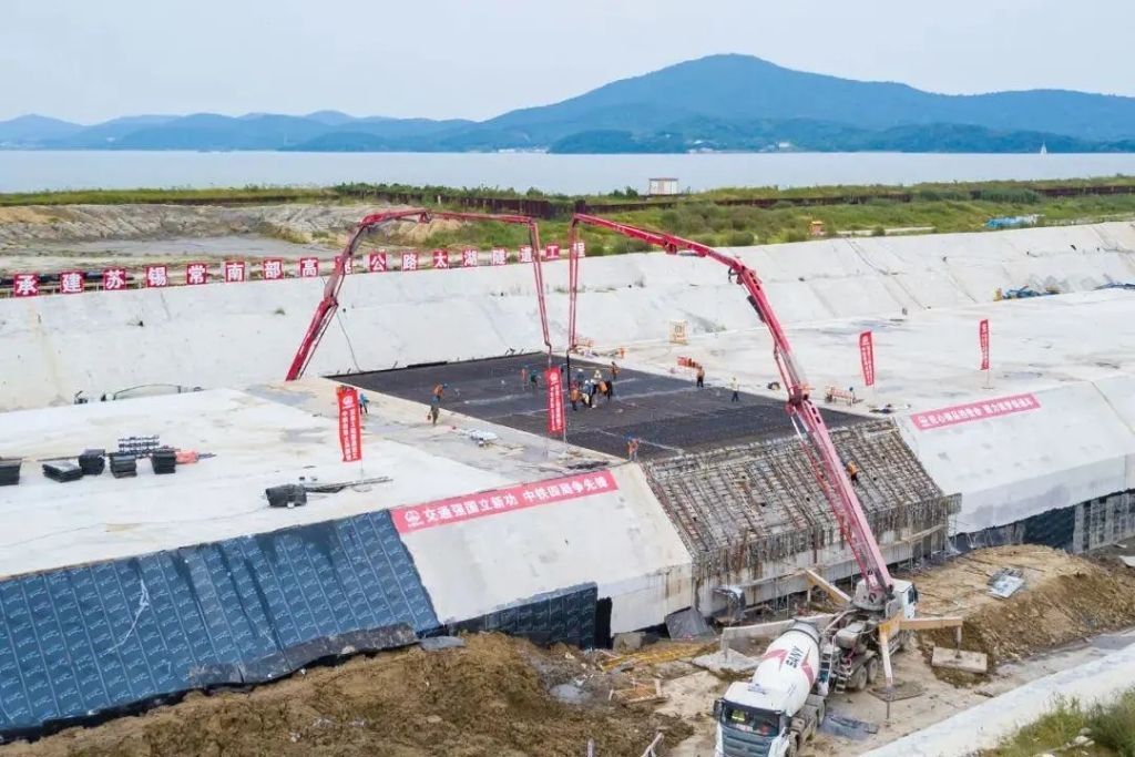 2021年9月5日，中鐵四局施工的太湖隧道南泉段主體工程全部完工。與此同時，南泉段施工轉(zhuǎn)入調(diào)平層、防撞側(cè)石等附屬工程施工階段，為下一步隧道早日通車打下堅實基礎(chǔ)。