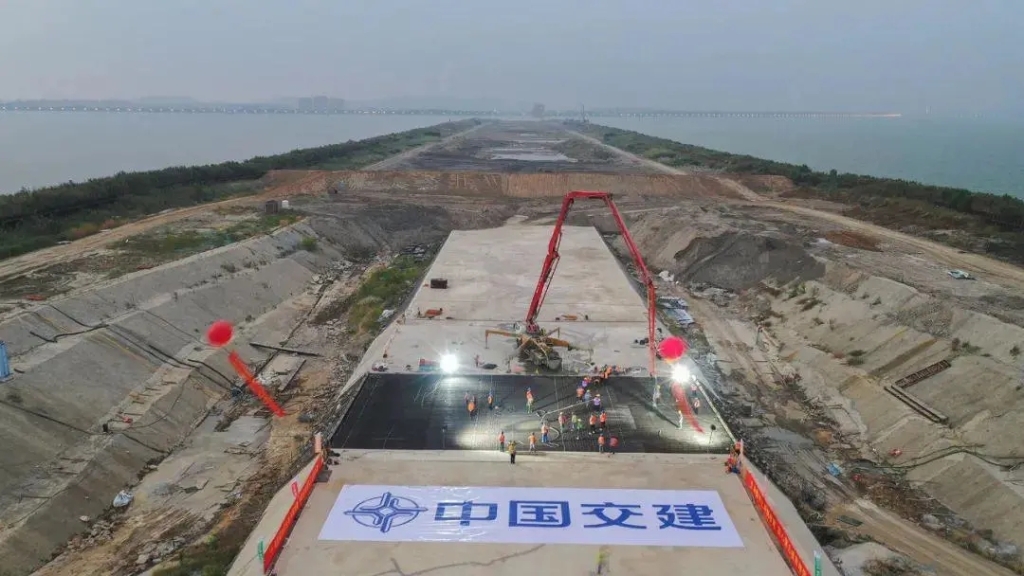 2021年10月9日，太湖隧道所有主體結(jié)構(gòu)施工全部完成，隧道實現(xiàn)全封閉。