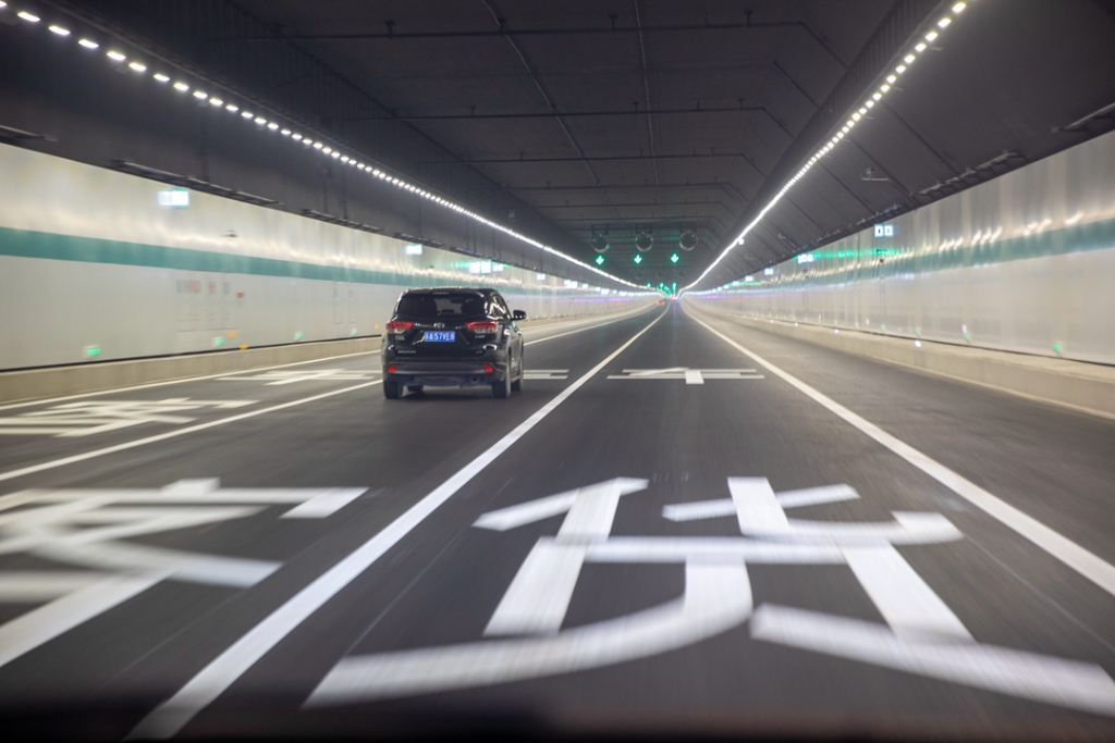 2021年12月30日，車輛在蘇錫常南部高速公路太湖隧道內(nèi)行駛。